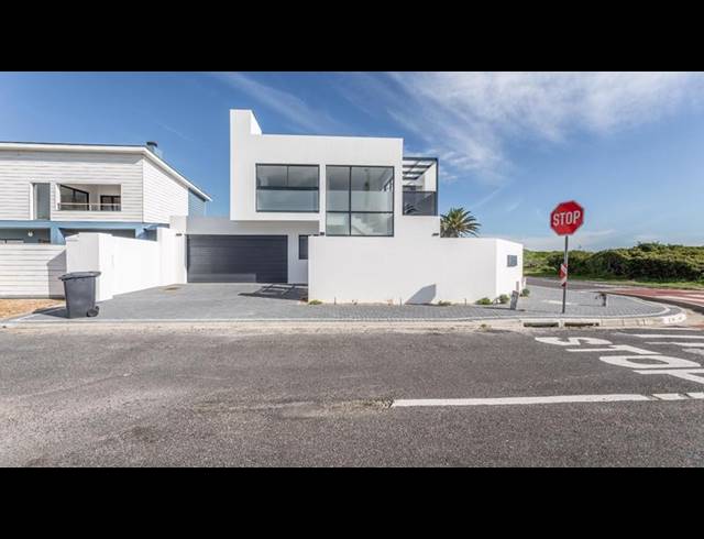 4 BEDROOM TOWNHOUSE FOR SALE IN MELKBOSSTRAND